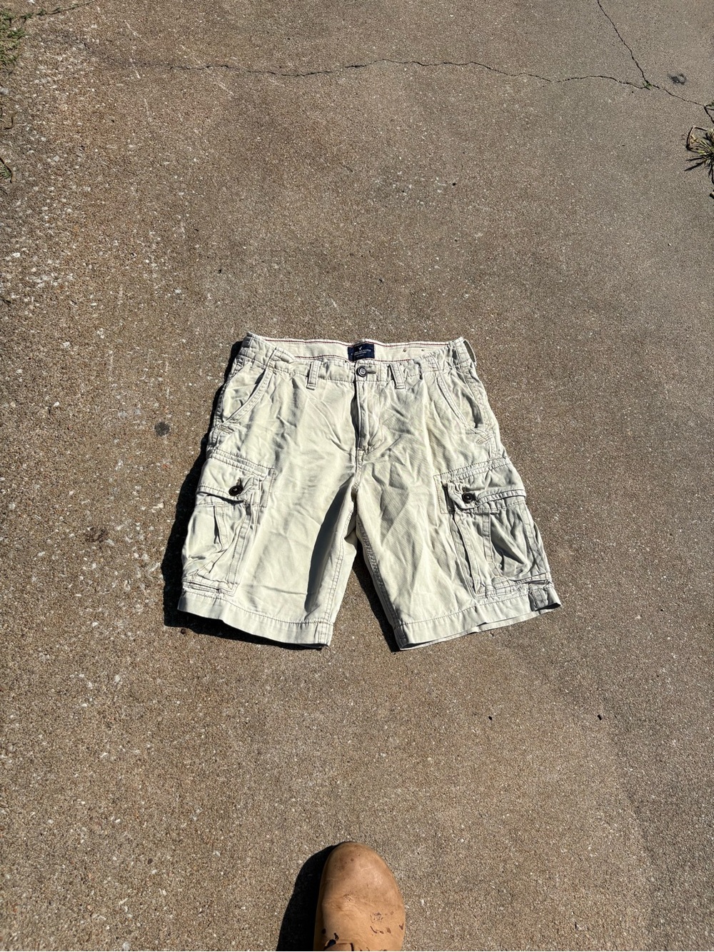 American Eagle Outfitters 2000s style tan baggy cargo shorts